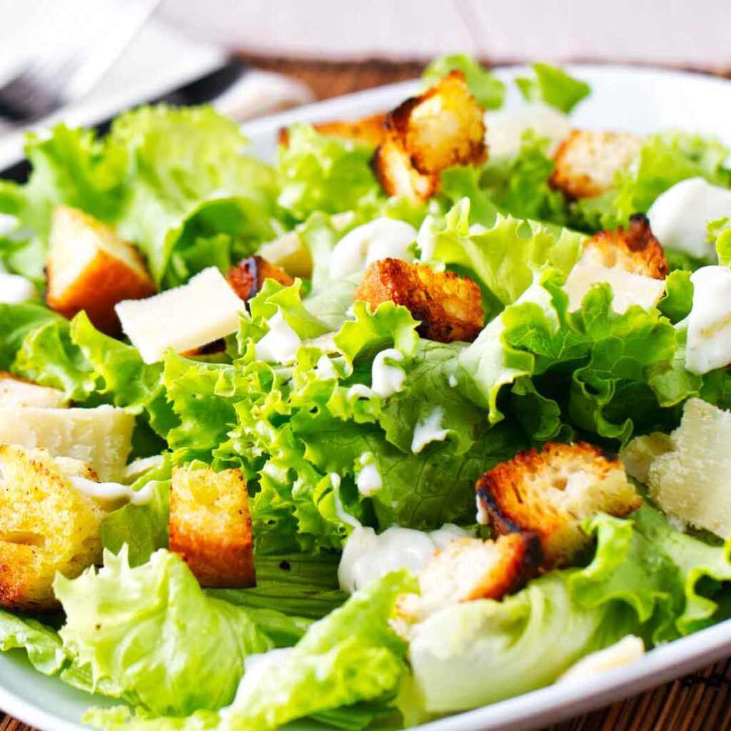 Avec du poulet grillé et des croûtons de pain complet, cette salade César protéinée devient un repas complet, équilibré en macronutriments.